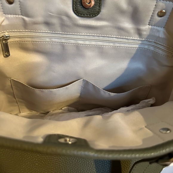 NWOT: SET:Green tote w/matching wallet - Picture 5 of 7